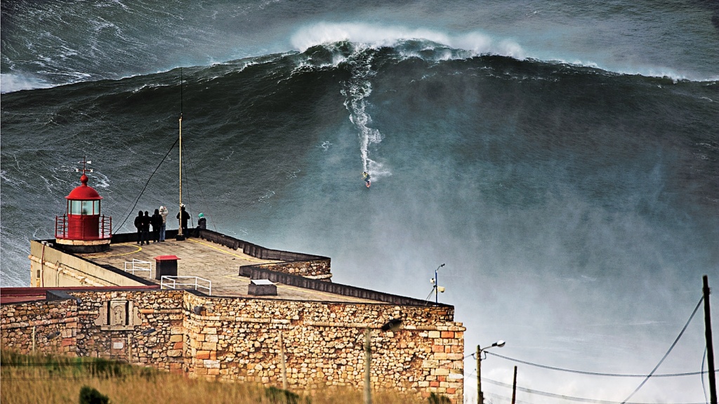 Nazaré começa o ano com temporada de ondas gigantes em Portugal Qual